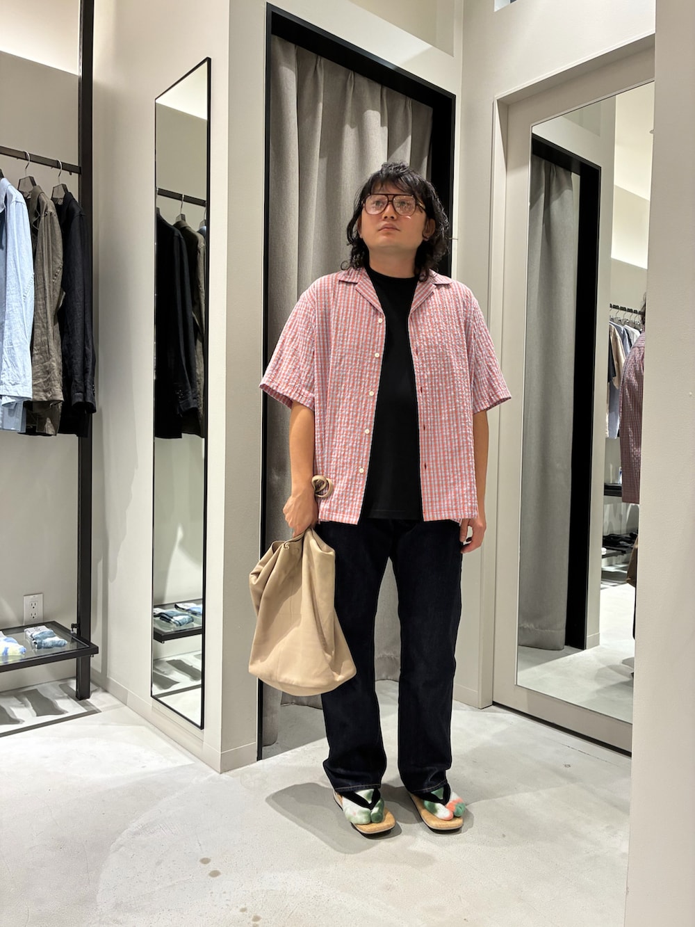 オレンジ系のシャツ/ブラウス、ブラック系のTシャツ/カットソー、ベージュ系のトートバッグを着用したメンズの夏コーディネートの3枚目の写真