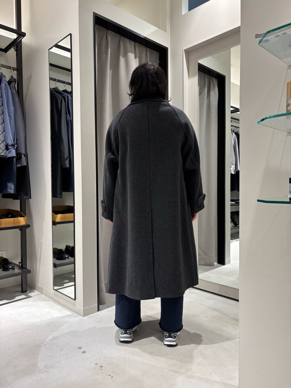 ブルー系のスウェットパンツ、パープル系のテーラードジャケット、グレー系のその他アウターを着用したメンズの秋コーディネートの3枚目の写真