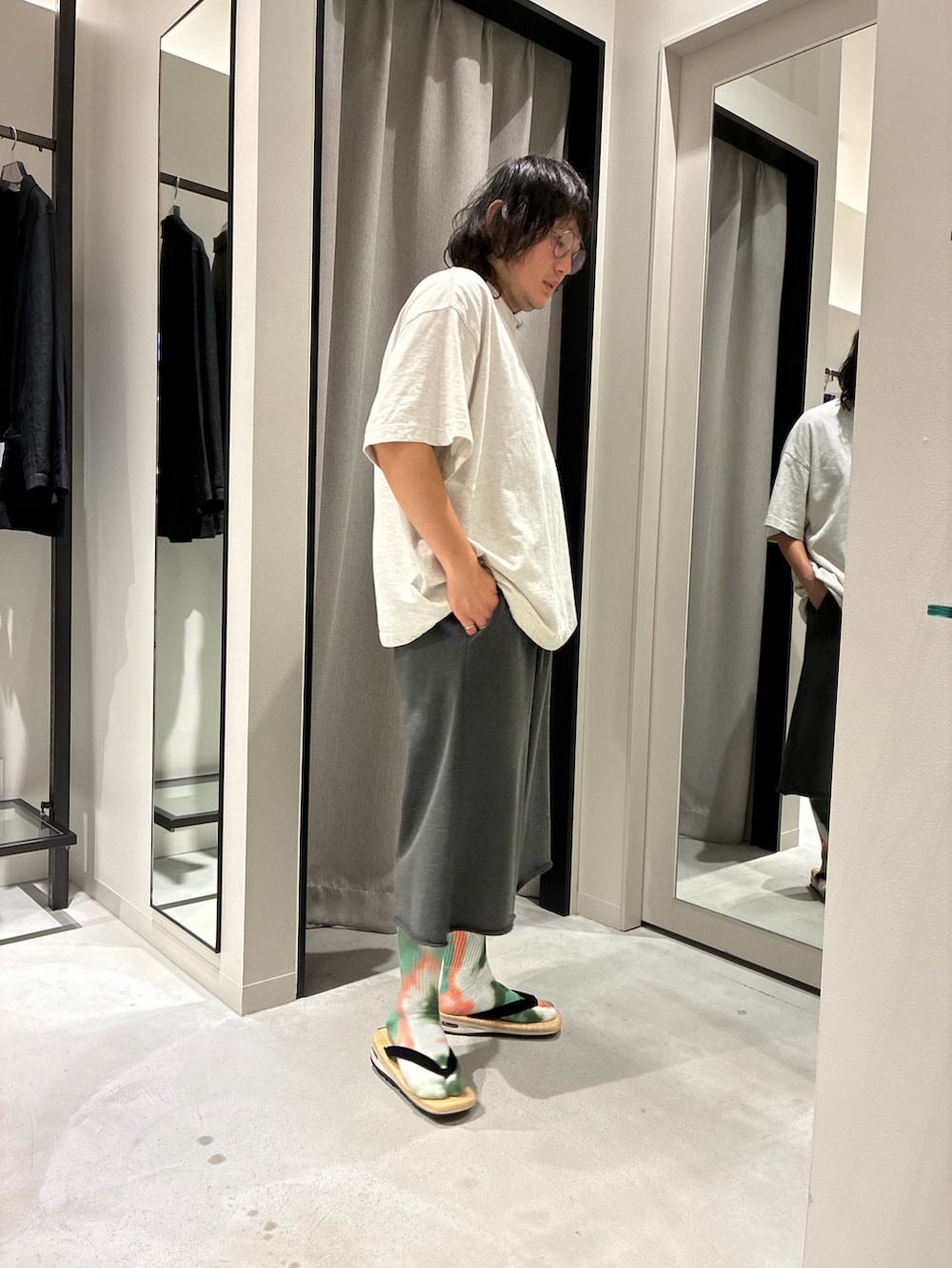 グレー系のTシャツ/カットソー、ブラック系のその他パンツ、ホワイト系のその他シューズを着用したメンズの夏コーディネートの2枚目の写真