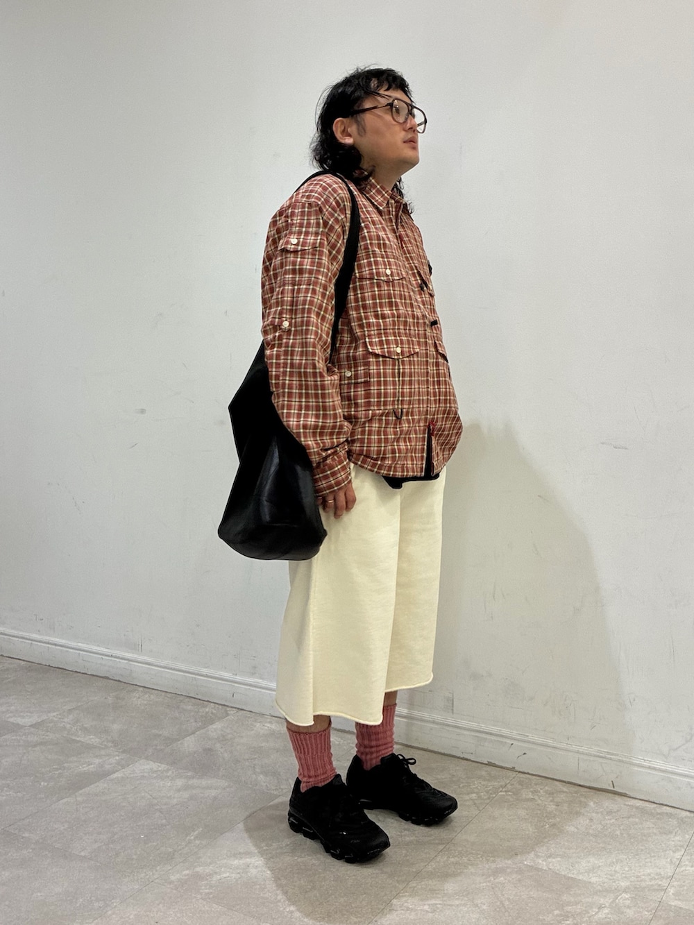 レッド系のシャツ/ブラウス、ホワイト系のその他パンツ、ブラック系のスニーカーを着用したメンズの秋コーディネートの4枚目の写真