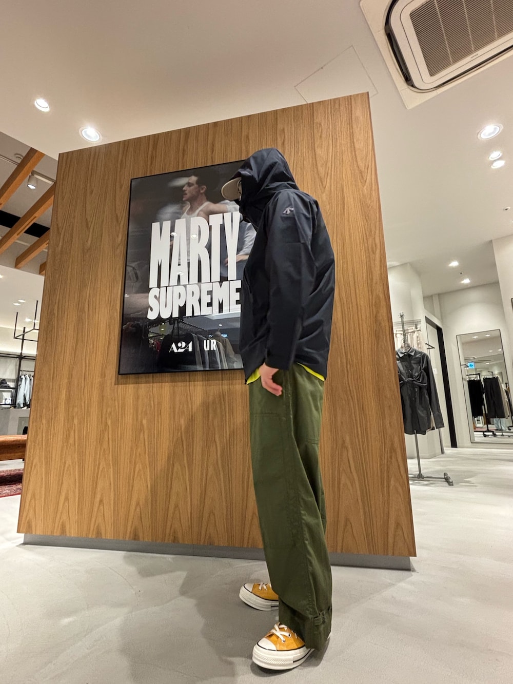 ブルー系のテーラードジャケット、グリーン系のその他パンツ、イエロー系のTシャツ/カットソーを着用したメンズの春コーディネートの3枚目の写真