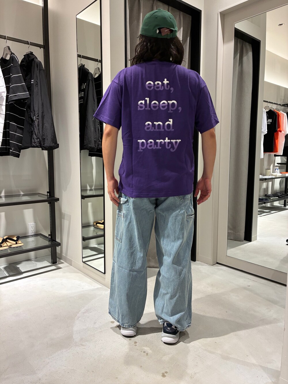 パープル系のTシャツ/カットソー、ブルー系のデニムパンツ、ブルー系のスニーカーを着用したメンズの夏コーディネートの2枚目の写真