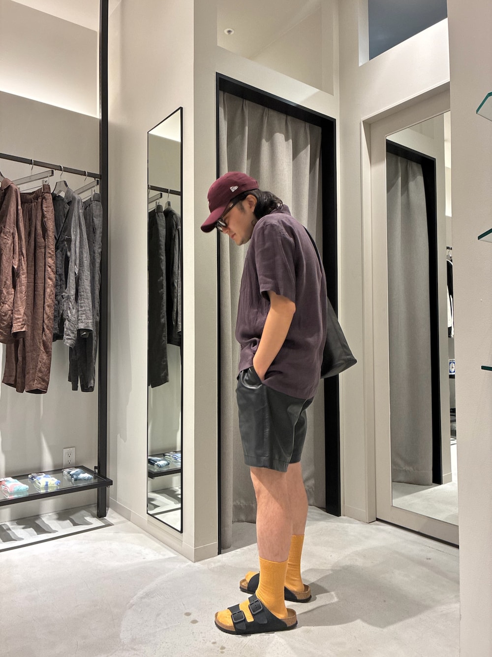 ブラック系のサンダル、ブラック系のその他パンツ、レッド系のシャツ/ブラウスを着用したメンズの夏コーディネートの2枚目の写真