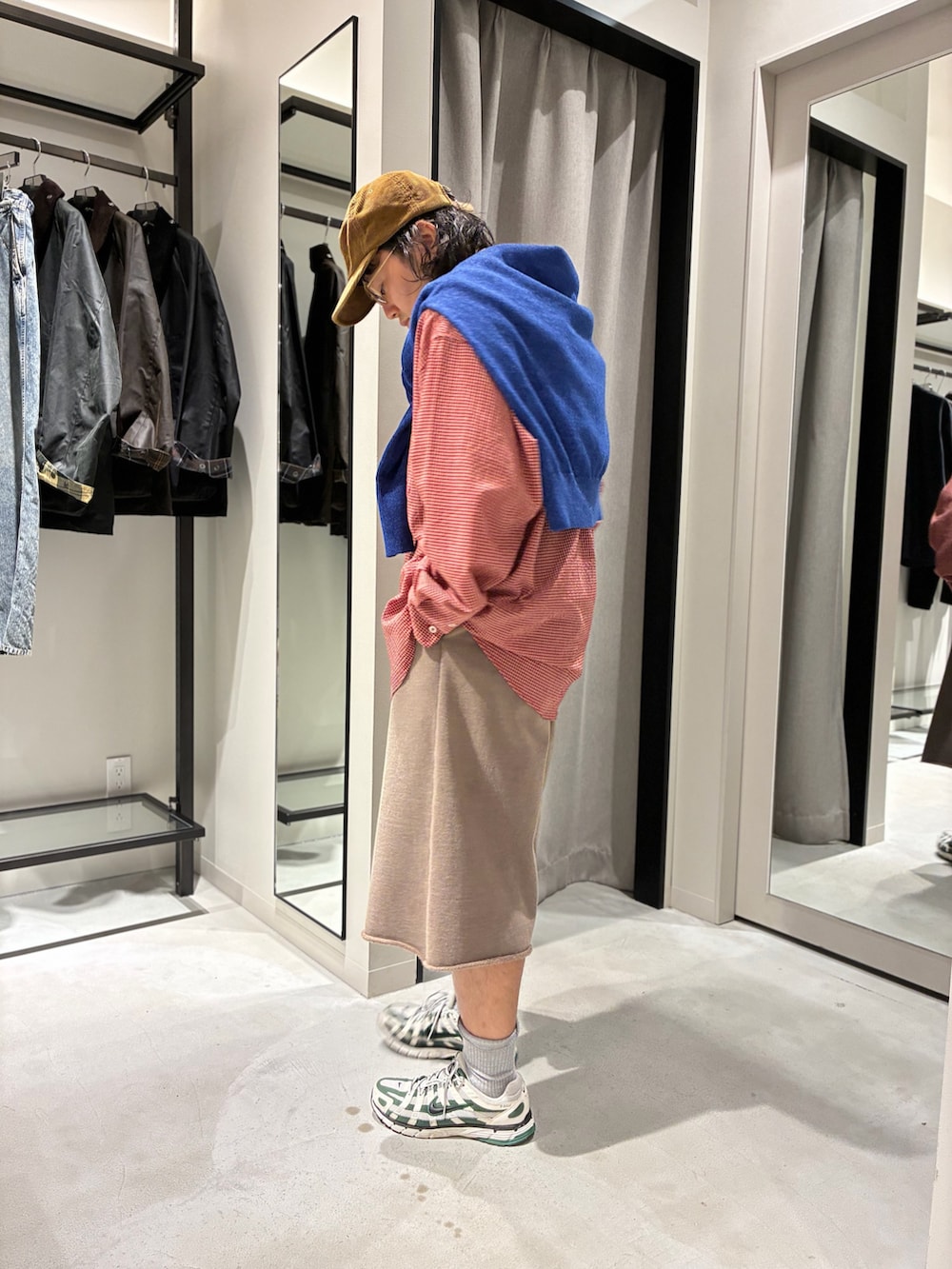 レッド系のシャツ/ブラウス、グレー系のその他パンツ、ブルー系のニット/セーターを着用したメンズの秋コーディネートの2枚目の写真