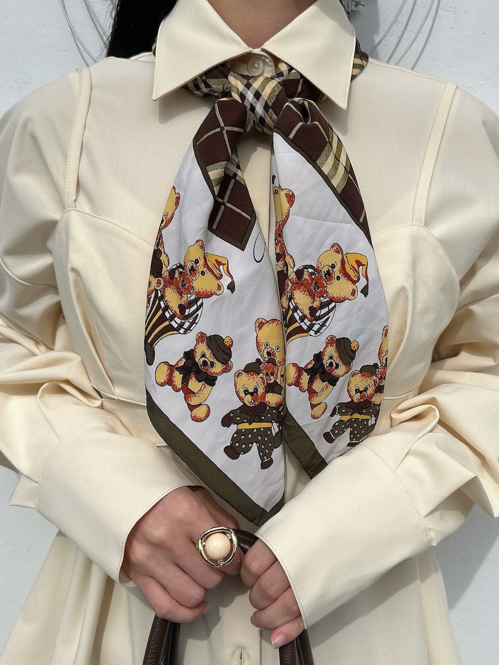 ホワイト系のシャツ/ブラウス、ホワイト系のスカート、ブラウン系のバッグを着用したレディースの秋コーディネートの3枚目の写真