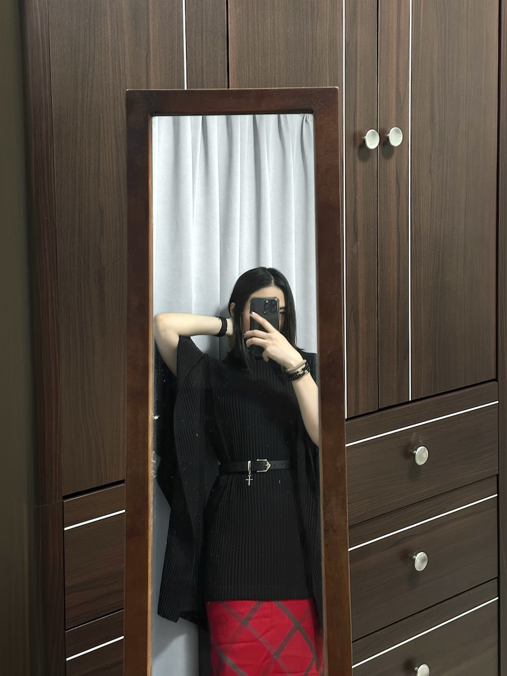 ブラック系のベストを着用したレディースの春コーディネートの2枚目の写真