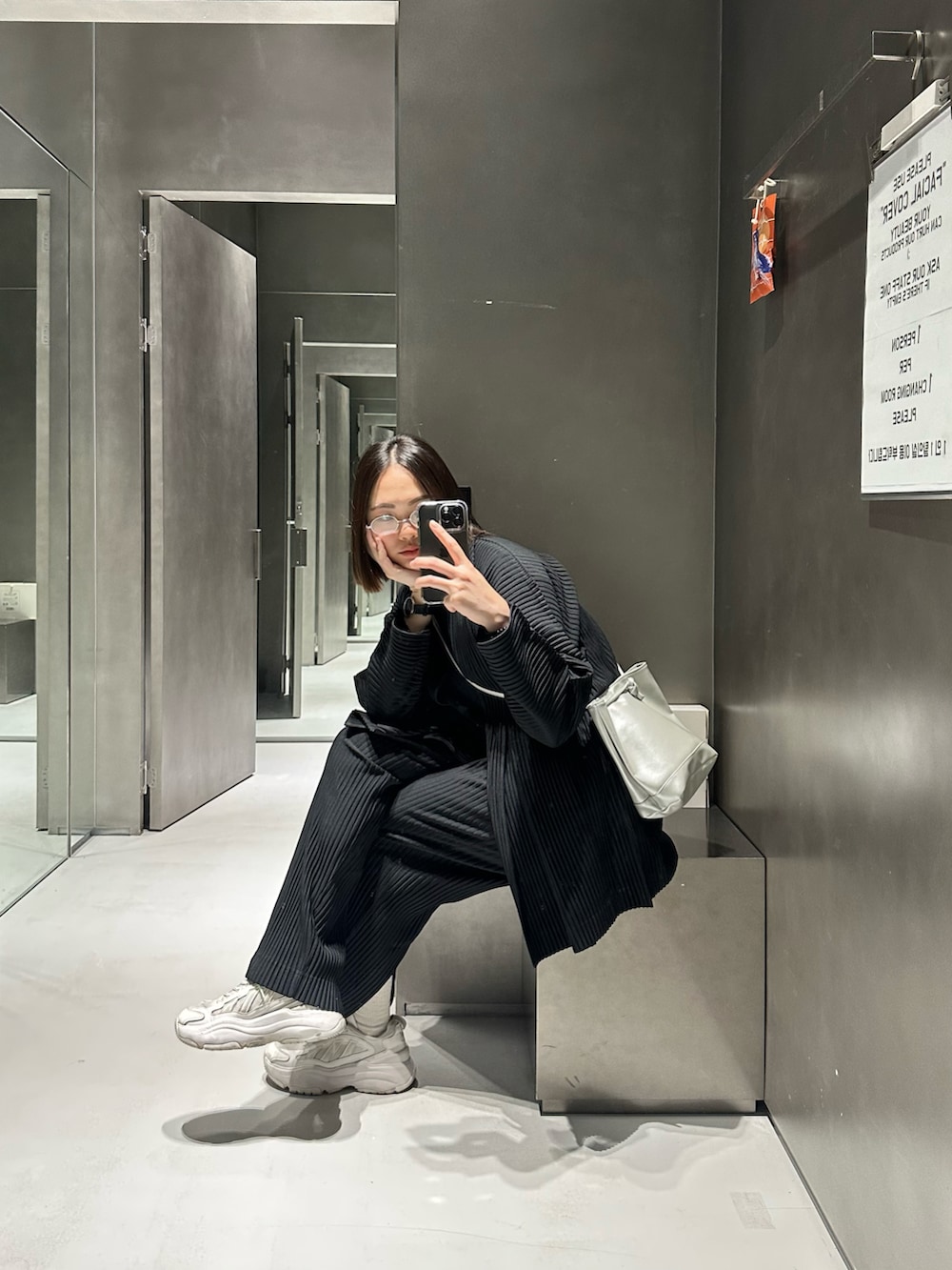 ブラック系のチノパンツ、ブラック系のテーラードジャケット、ホワイト系のシューズを着用したレディースの秋コーディネートの2枚目の写真