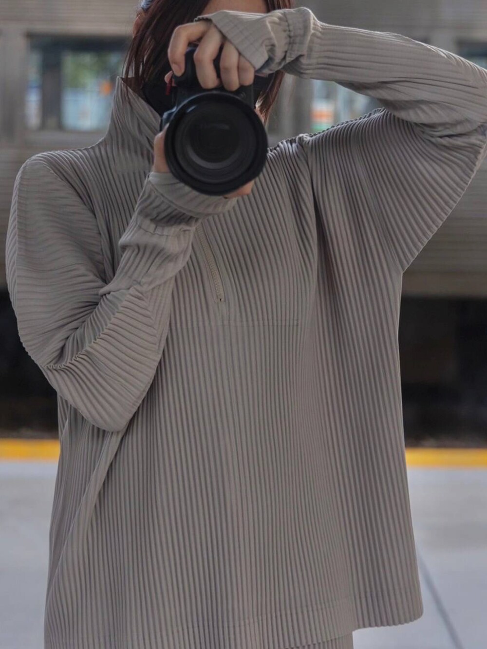 ブラック系のジャケット/アウター、ブラック系のブーツを着用したレディースの冬コーディネートの2枚目の写真