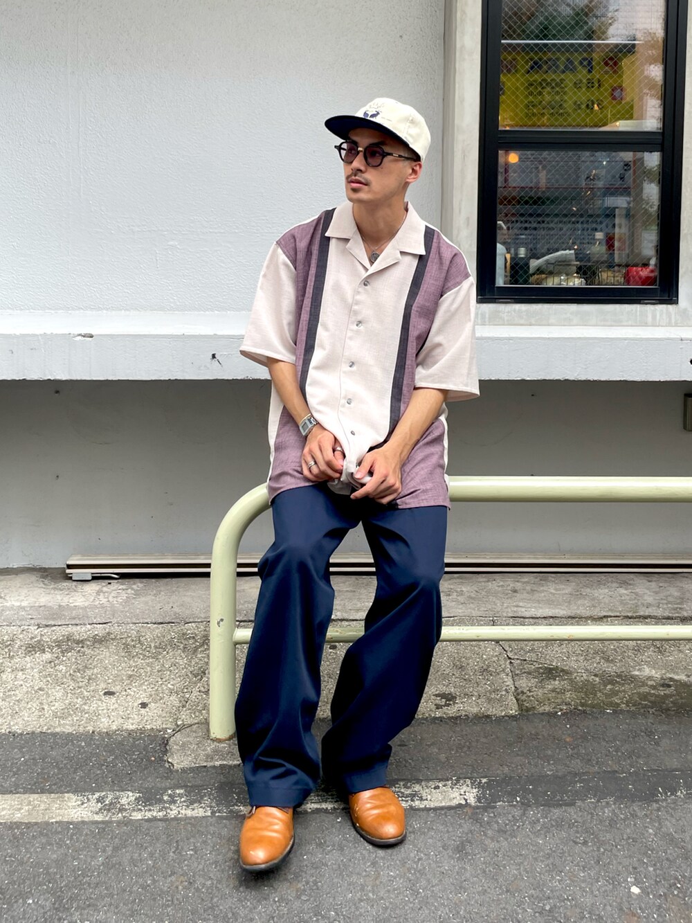 グレー系のシャツ/ブラウス、ブルー系のチノパンツ、ブラウン系のブーツを着用したメンズの夏コーディネートの2枚目の写真