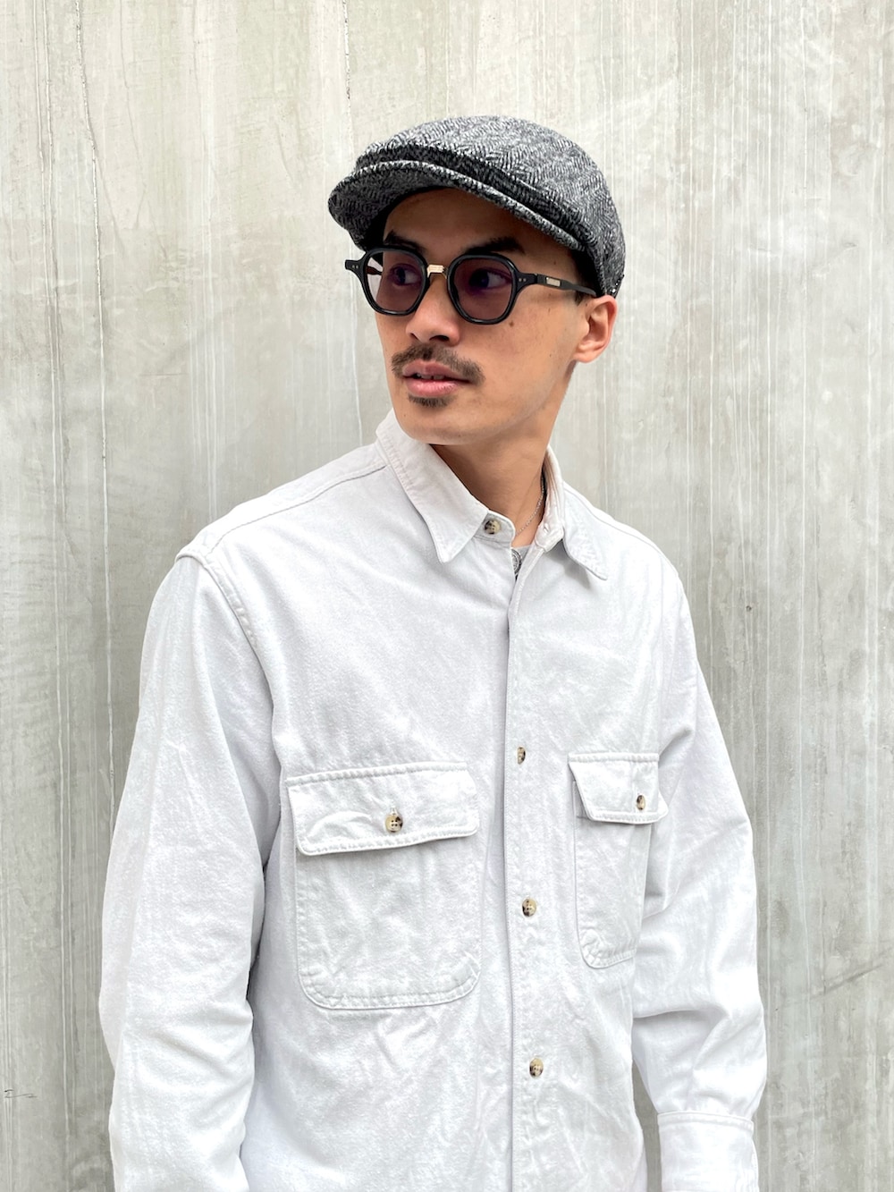 ホワイト系のシャツ/ブラウス、グレー系のデニムパンツ、ブラック系のローファーを着用したメンズの秋コーディネートの2枚目の写真