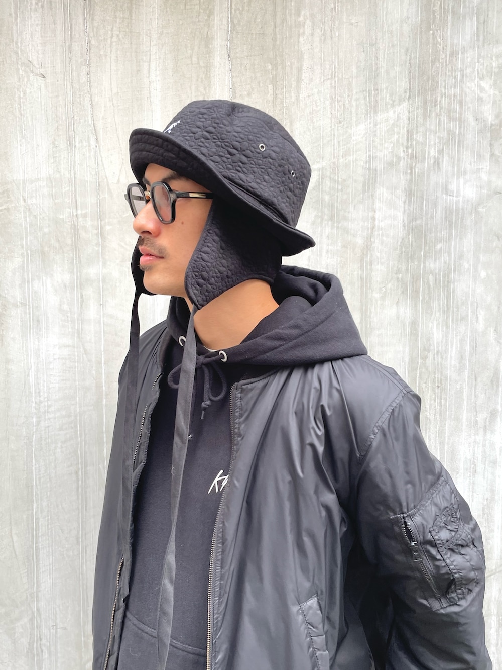 グレー系のデニムパンツ、ブラック系のMA-1、ブラック系のローファーを着用したメンズの秋コーディネートの2枚目の写真