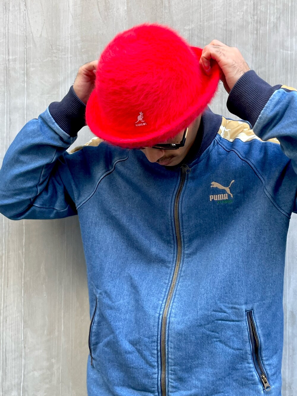 ブルー系のジャージ、ブラウン系のチノパンツ、ブラック系のローファーを着用したメンズの秋コーディネートの2枚目の写真