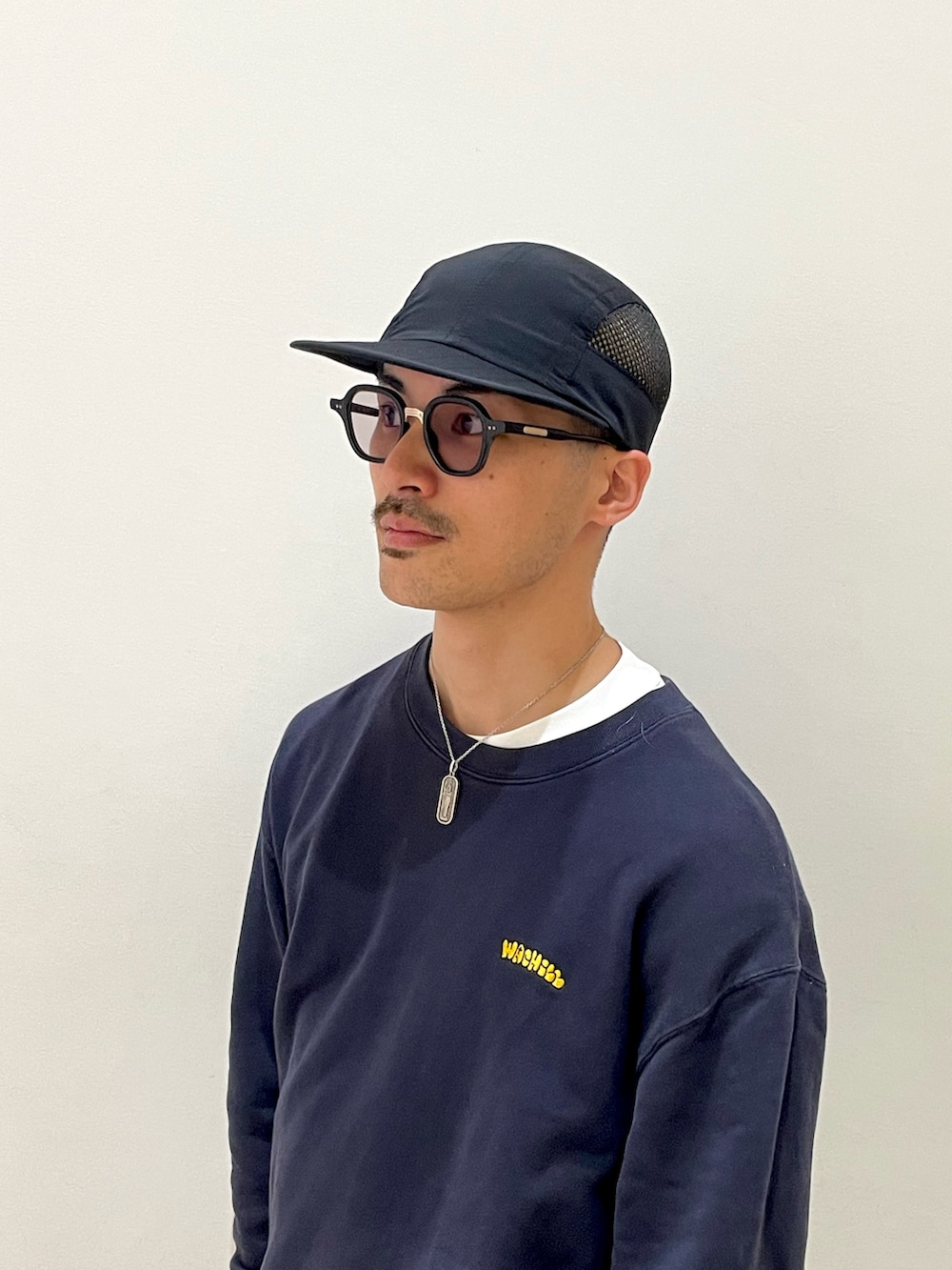 ブルー系のスウェット、ブラック系のその他パンツ、ブラック系のブーツを着用したメンズの春コーディネートの2枚目の写真