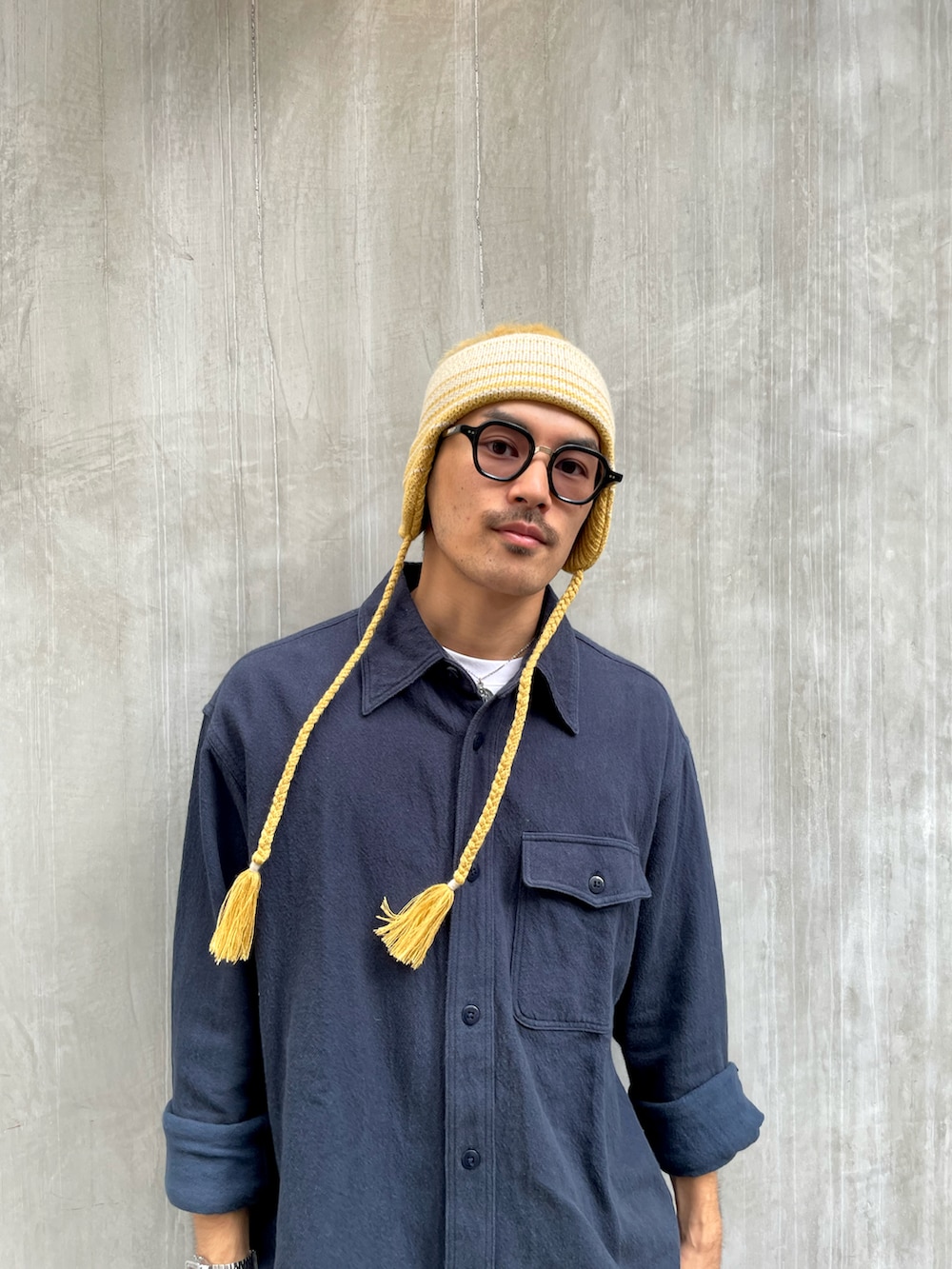ブルー系のジャケット/アウター、ブルー系のチノパンツ、ベージュ系のブーツを着用したメンズの秋コーディネートの2枚目の写真