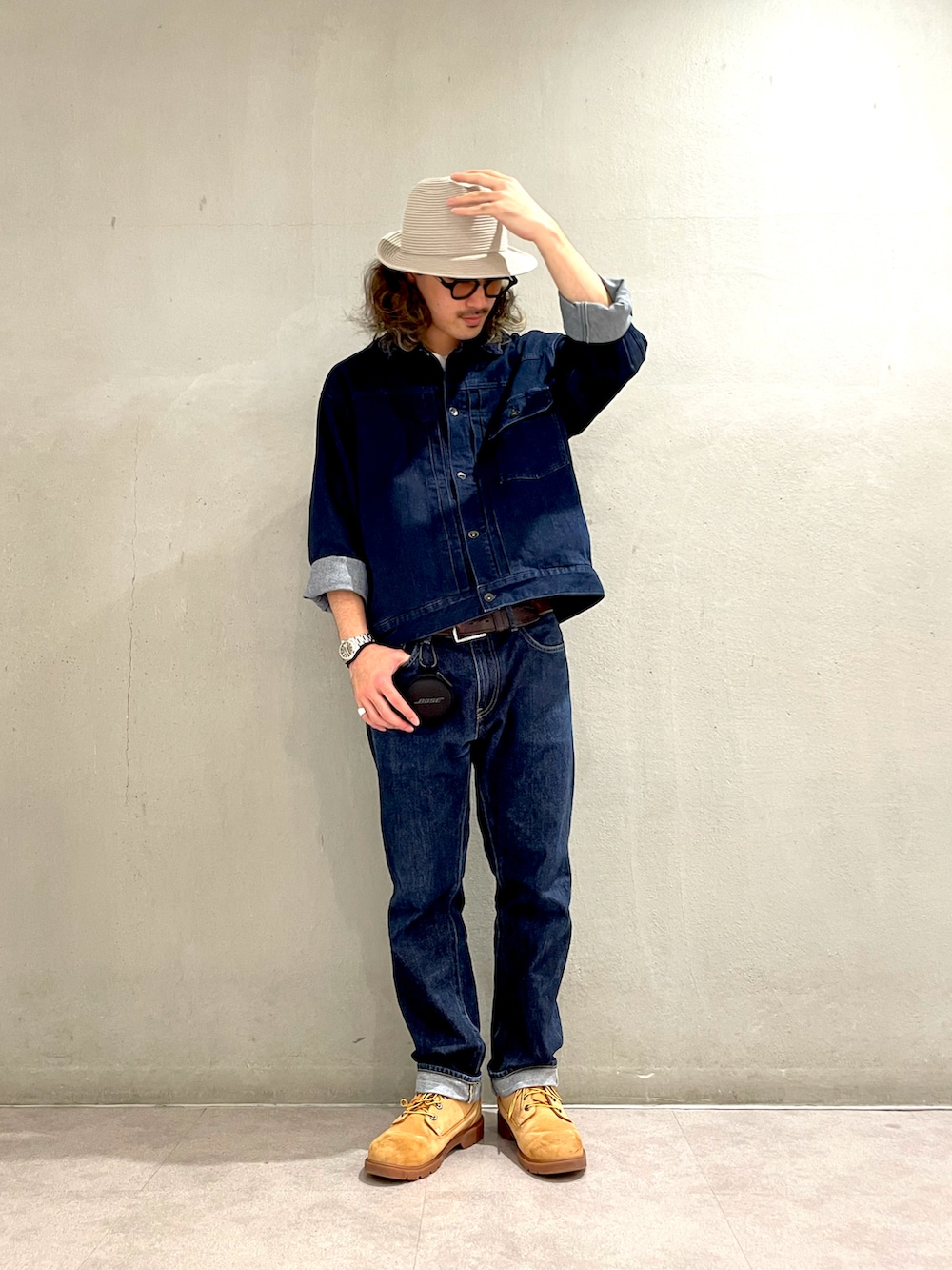 ブルー系のデニムジャケット、ブルー系のデニムパンツ、ベージュ系のブーツを着用したメンズの冬コーディネートの2枚目の写真