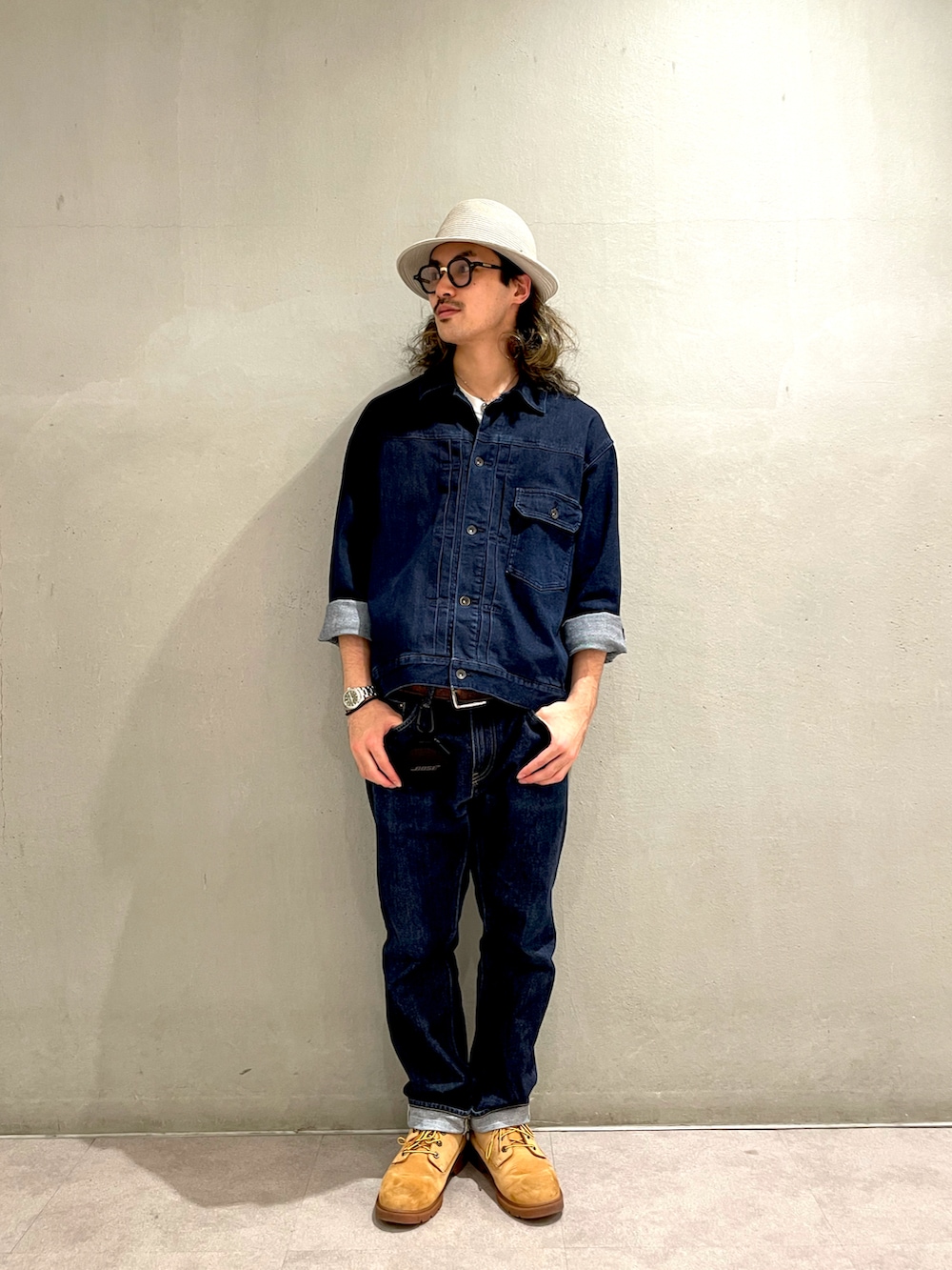 ブルー系のデニムジャケット、ブルー系のデニムパンツ、ベージュ系のブーツを着用したメンズの冬コーディネートの3枚目の写真