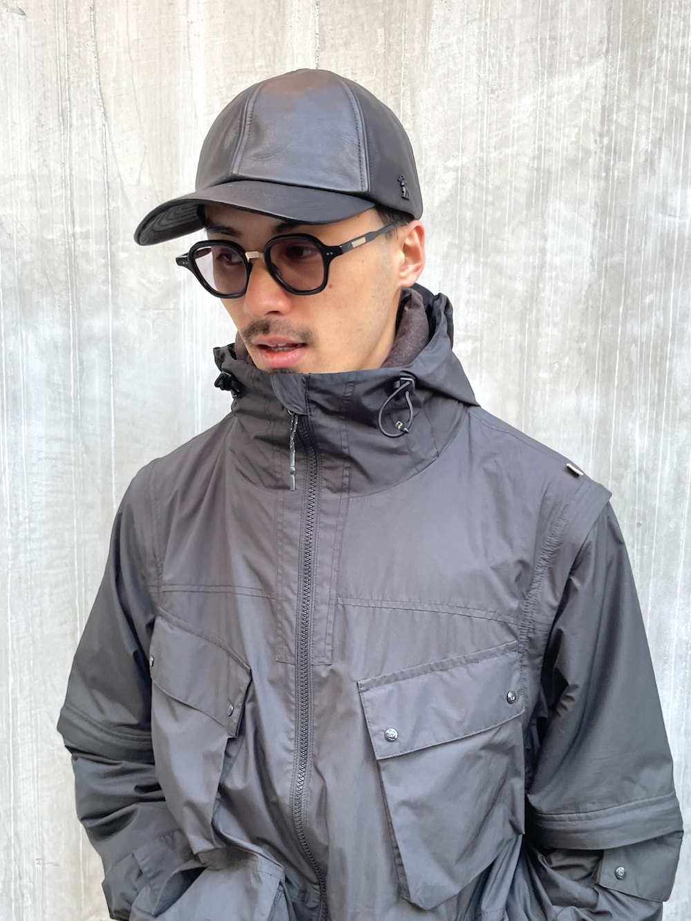 ブラック系のマウンテンパーカー、ホワイト系のデニムパンツ、ブラック系のブーツを着用したメンズの冬コーディネートの2枚目の写真