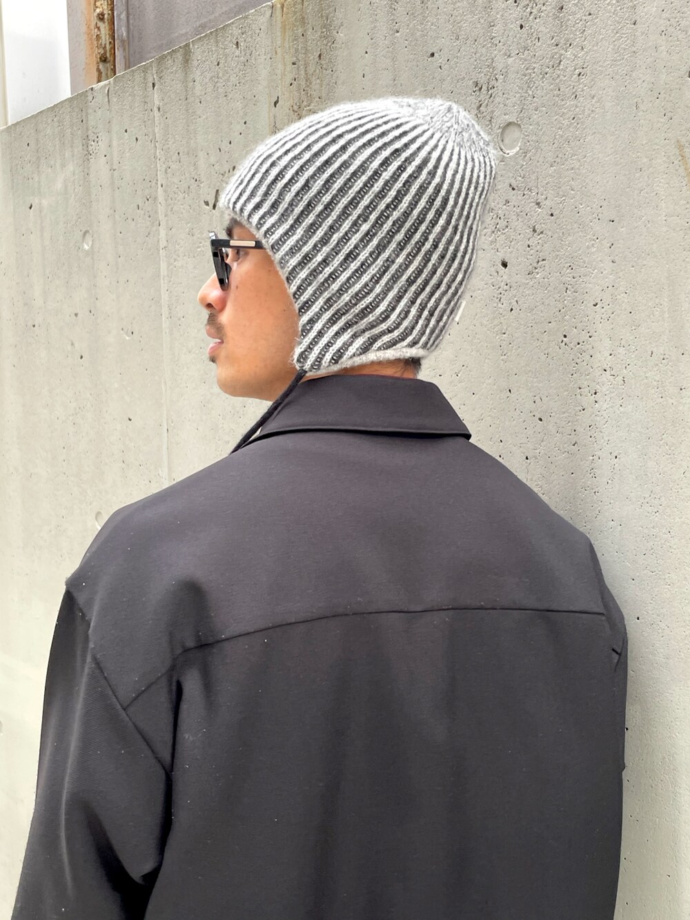 ブラック系のジャケット/アウター、ベージュ系のチノパンツ、ブラック系のローファーを着用したメンズの秋コーディネートの2枚目の写真