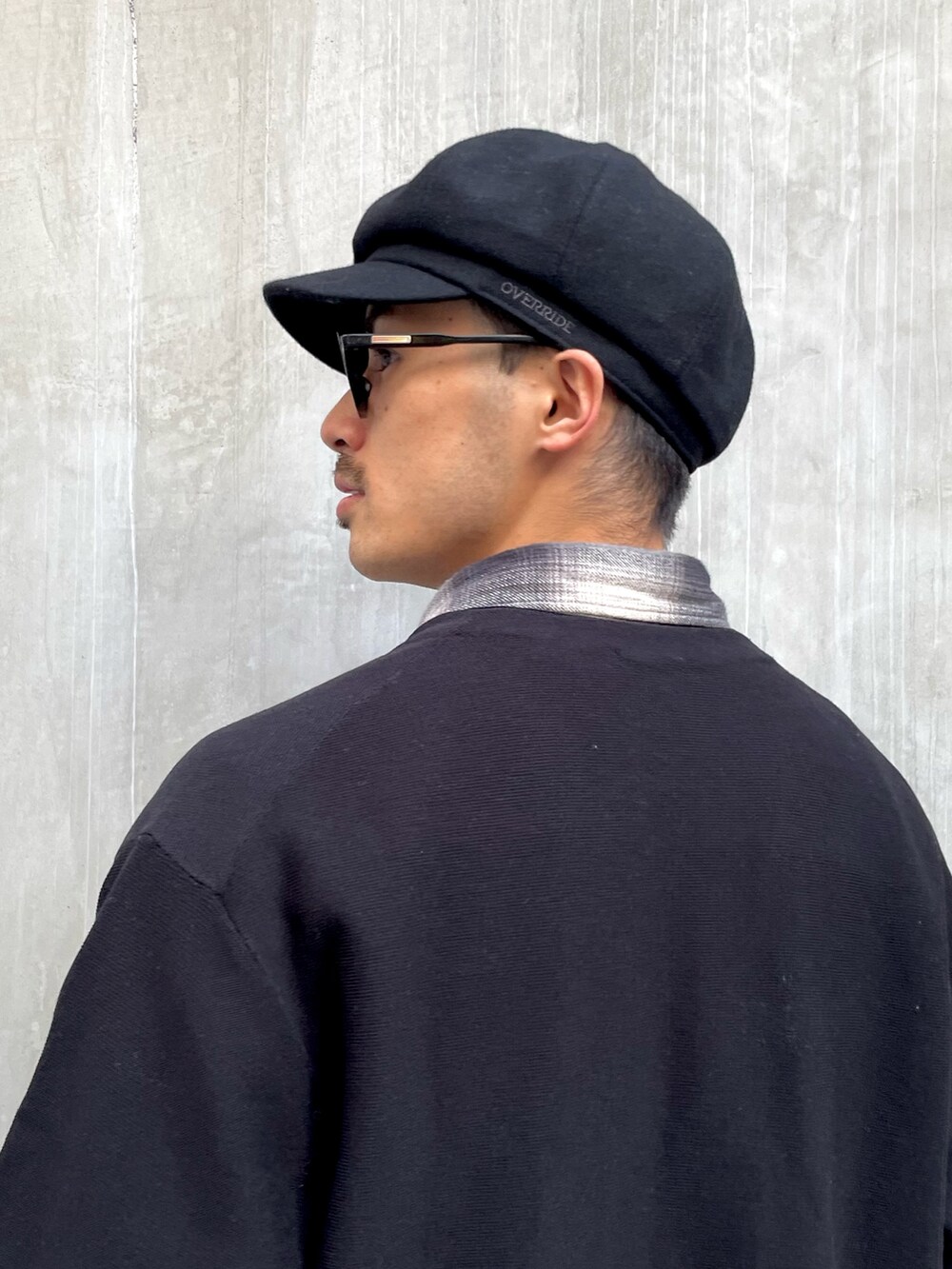 ブラック系のカーディガン/ボレロ、ブラック系のチノパンツ、ブラック系のローファーを着用したメンズの秋コーディネートの2枚目の写真