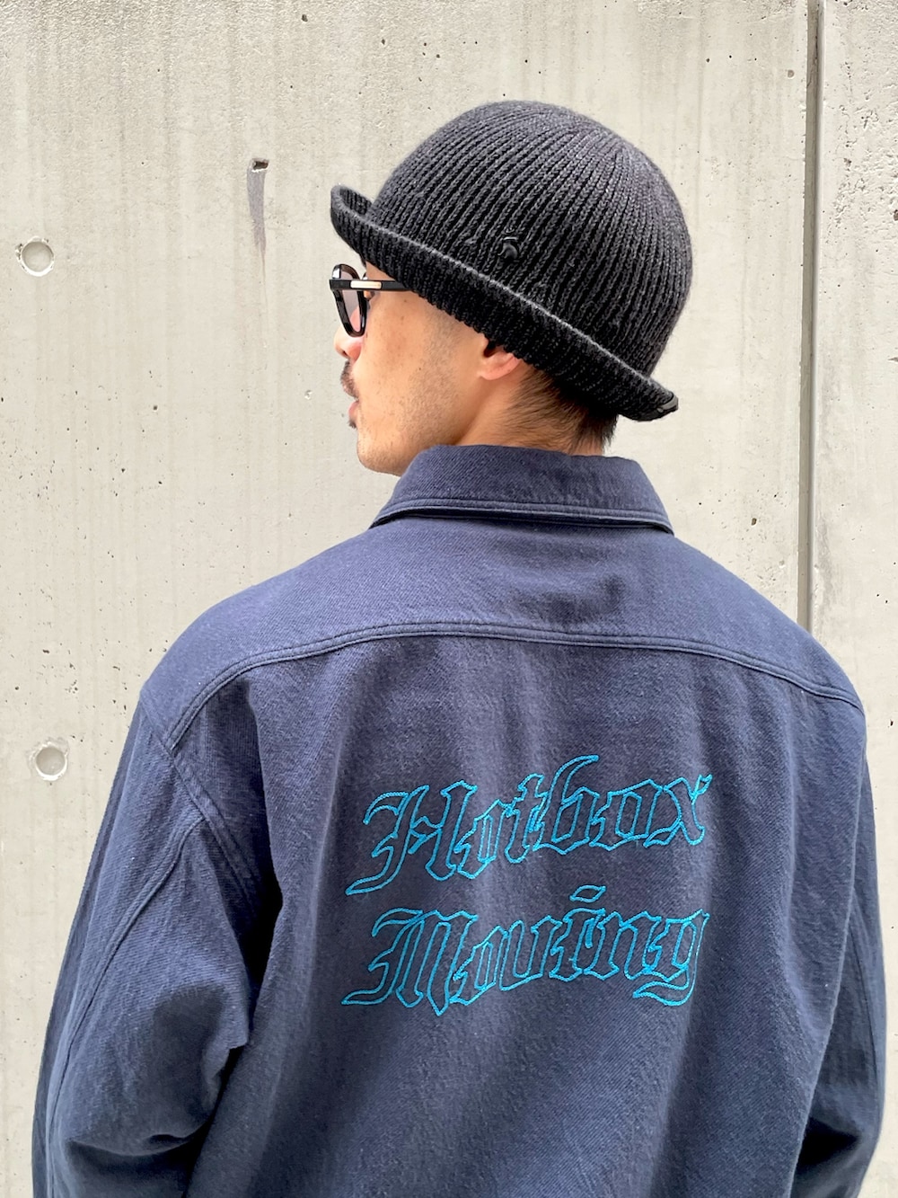 ブルー系のシャツ/ブラウス、ブラック系のチノパンツ、ブラック系のローファーを着用したメンズの冬コーディネートの2枚目の写真