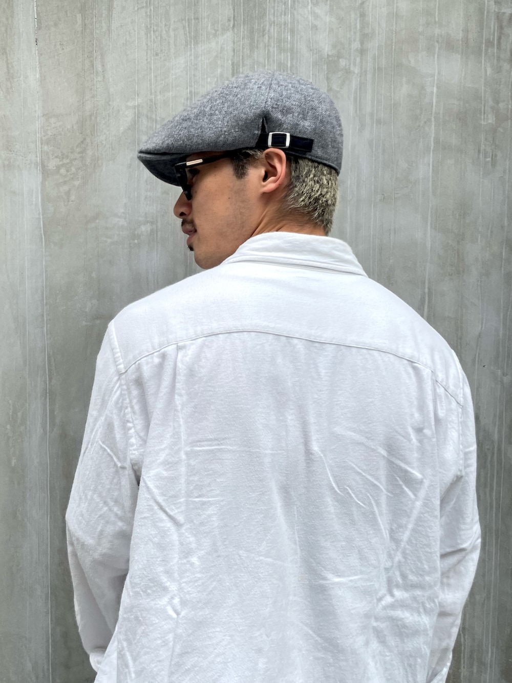 ホワイト系のTシャツ/カットソー、ホワイト系のシャツ/ブラウス、ブラウン系のチノパンツを着用したメンズの秋コーディネートの2枚目の写真