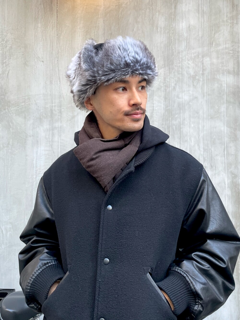 ブラック系のブルゾン、グレー系のデニムパンツ、ベージュ系のブーツを着用したメンズの冬コーディネートの2枚目の写真