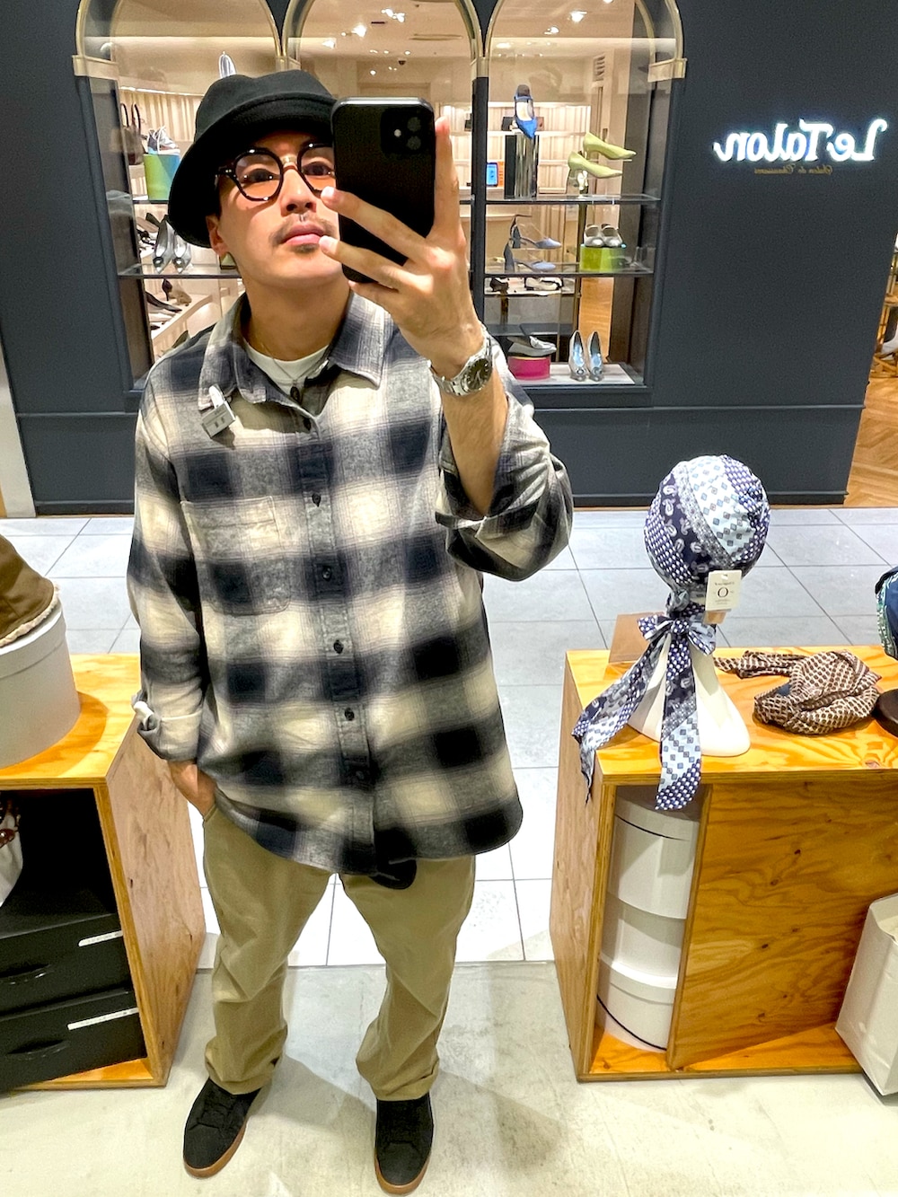 ブラック系のシャツ/ブラウス、ベージュ系のチノパンツ、ブラック系のスニーカーを着用したメンズの冬コーディネートの2枚目の写真