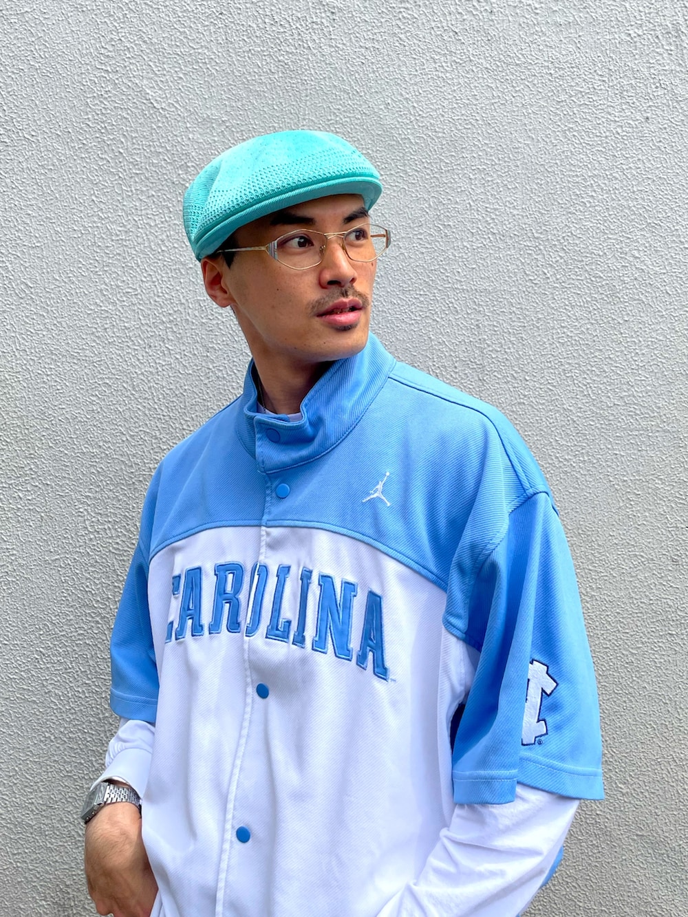 ブルー系のジャージ、ブルー系のチノパンツ、ブラック系のブーツを着用したメンズの春コーディネートの2枚目の写真