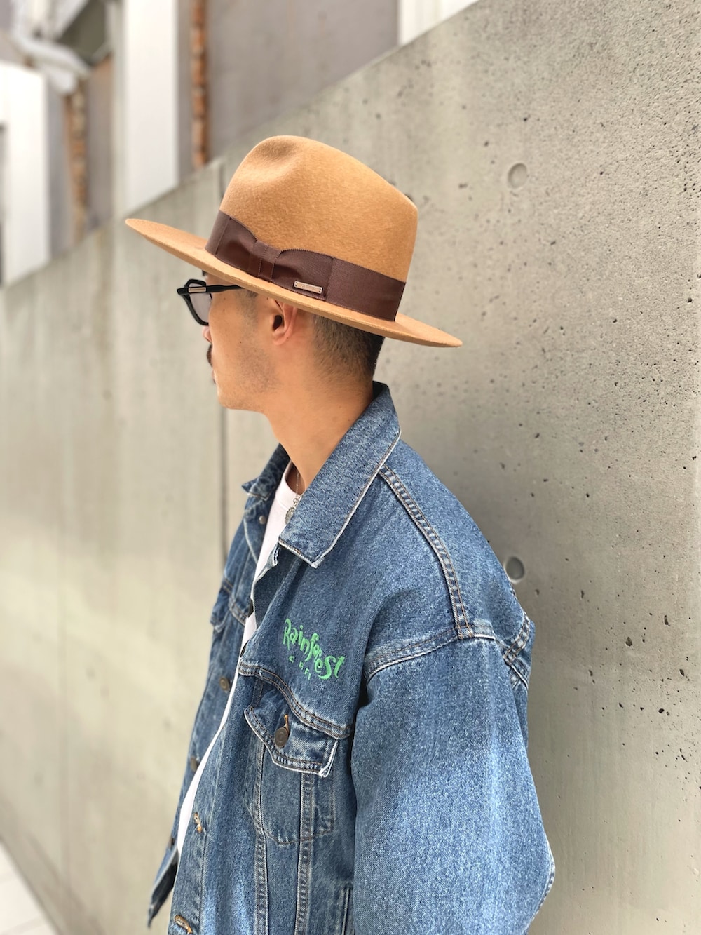 ブルー系のデニムジャケット、ブルー系のデニムパンツ、ブラウン系のシューズを着用したメンズの秋コーディネートの2枚目の写真