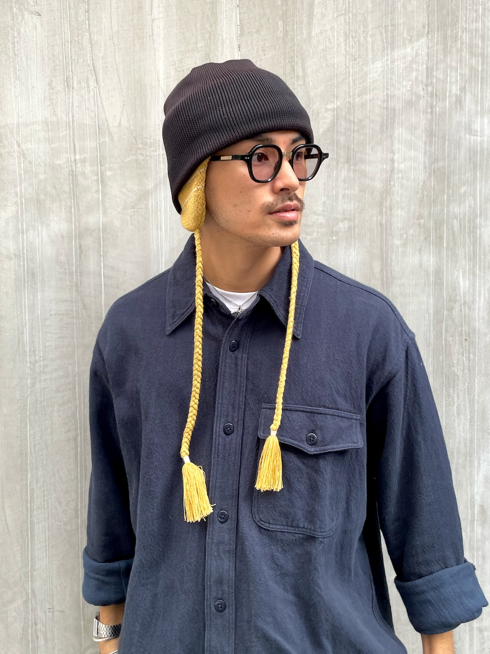ブルー系のジャケット/アウター、ブルー系のチノパンツ、ベージュ系のブーツを着用したメンズの秋コーディネートの3枚目の写真