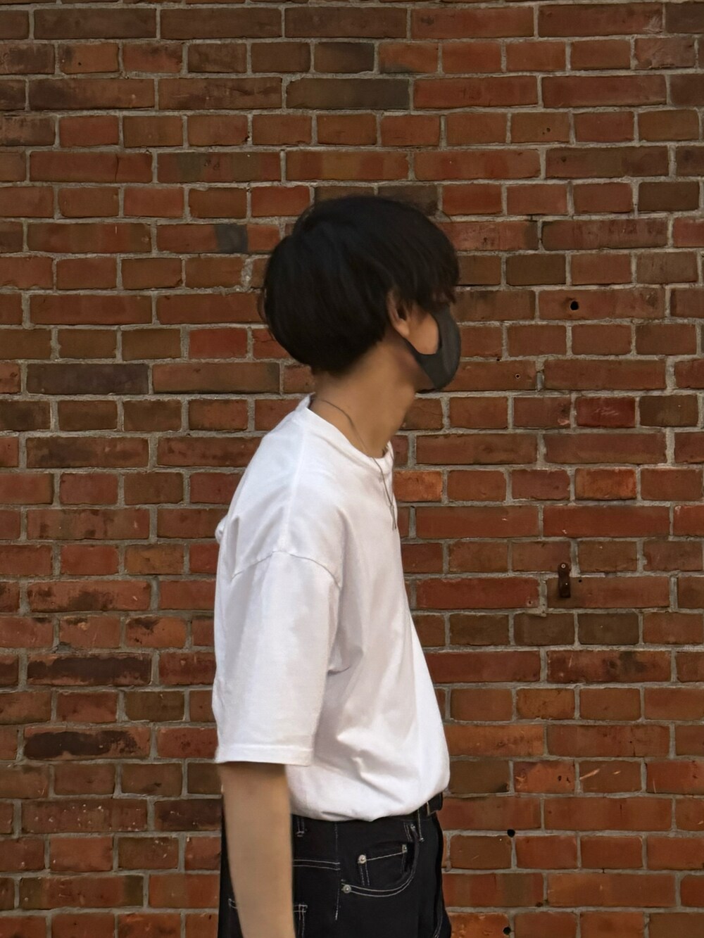 ホワイト系のTシャツ/カットソー、ブルー系のデニムパンツ、シルバー系のネックレスを着用したメンズの秋コーディネートの2枚目の写真