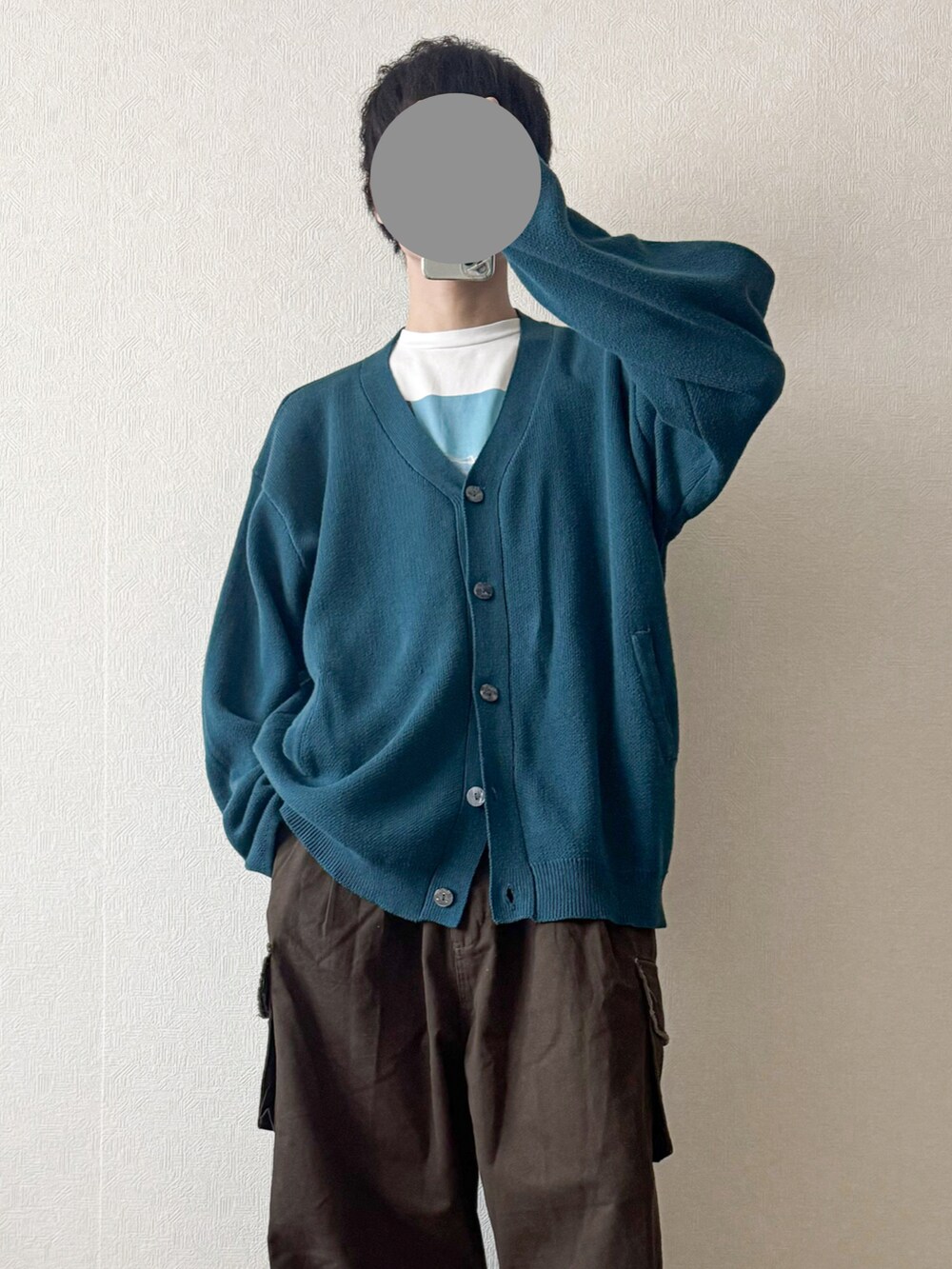 グリーン系のカーディガン/ボレロ、ホワイト系のTシャツ/カットソー、ブラウン系のカーゴパンツを着用したメンズの秋コーディネートの2枚目の写真