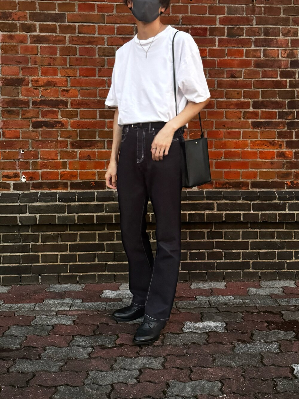 ホワイト系のTシャツ/カットソー、ブルー系のデニムパンツ、シルバー系のネックレスを着用したメンズの秋コーディネートの3枚目の写真
