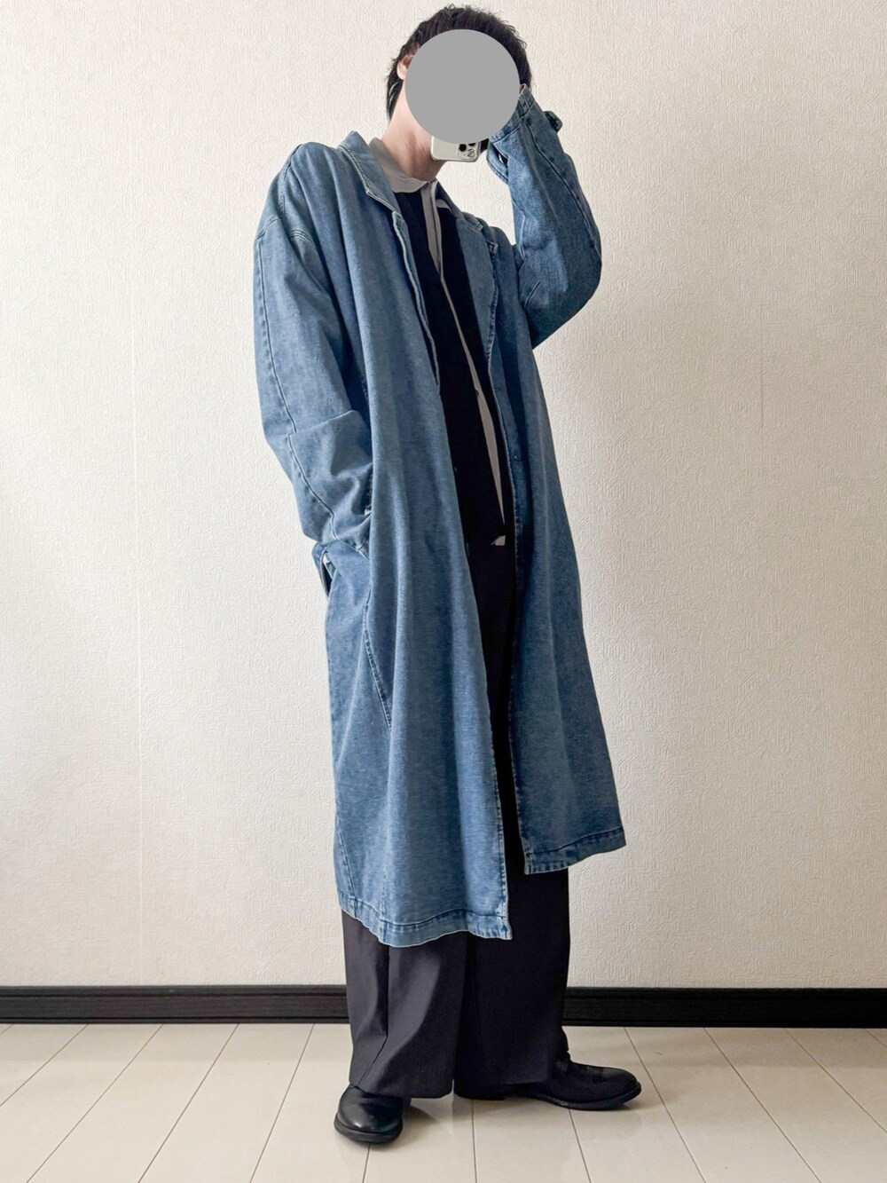 ブラック系のポロシャツ、グレー系のスラックス、ブルー系のトレンチコートを着用したメンズの秋コーディネートの2枚目の写真