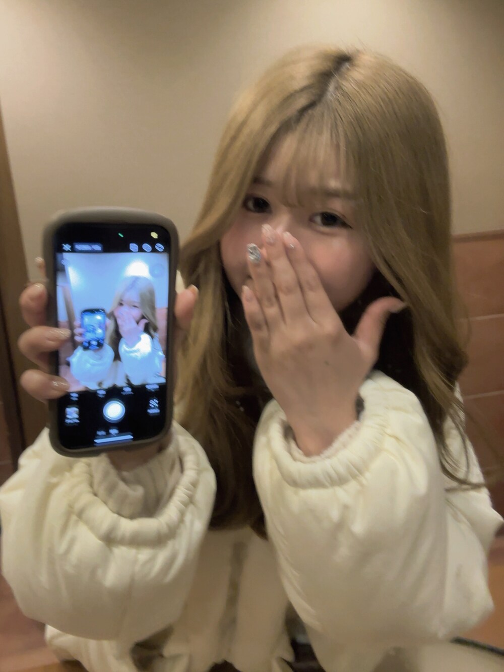 ホワイト系のワンピース、ホワイト系のダウンジャケット/コート、ブラック系のブーツを着用したレディースの冬コーディネートの2枚目の写真