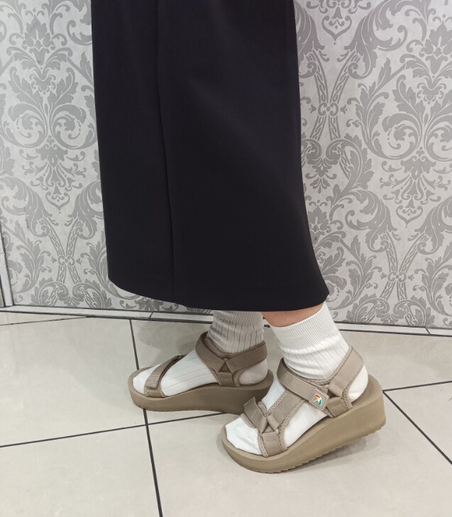 ベージュ系のサンダルを着用したレディースの春コーディネートの2枚目の写真