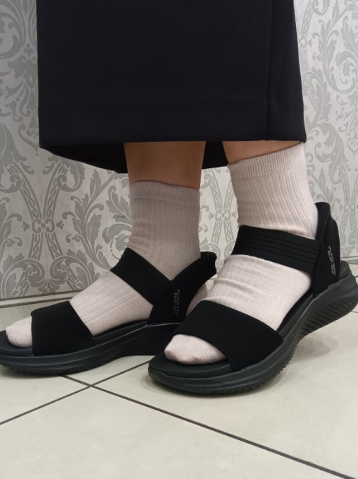 ブラック系のサンダルを着用したレディースの夏コーディネートの2枚目の写真