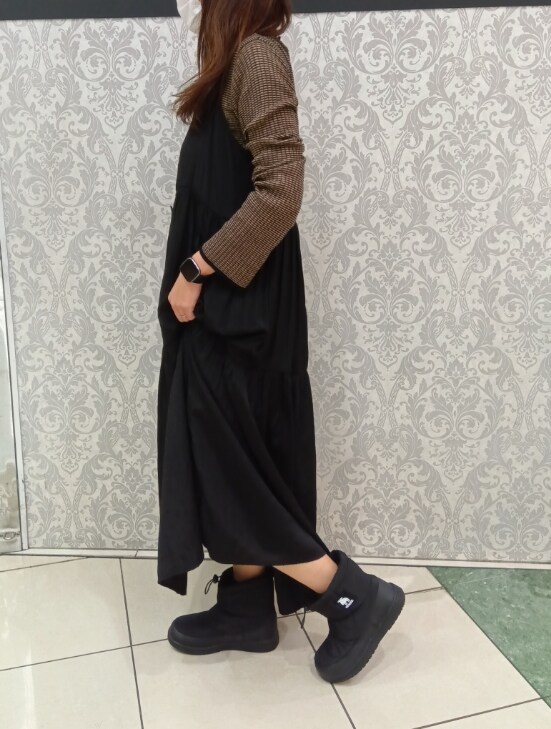 グレー系のブーツを着用したレディースの冬コーディネートの3枚目の写真