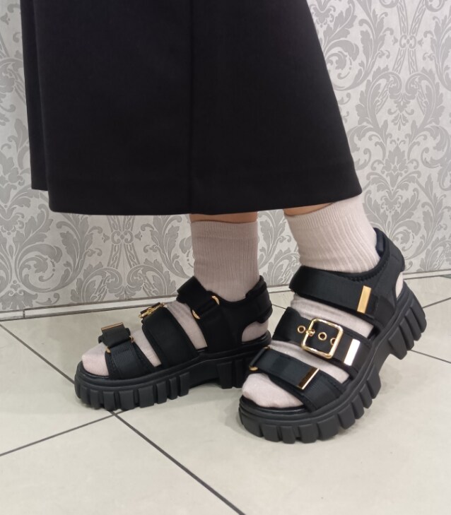 ブラック系のサンダルを着用したレディースの夏コーディネートの2枚目の写真