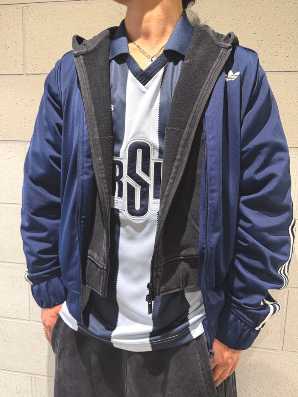 ブラウン系のジャージ、ブラック系のその他パンツ、ブラック系のスニーカーを着用したメンズの冬コーディネートの3枚目の写真