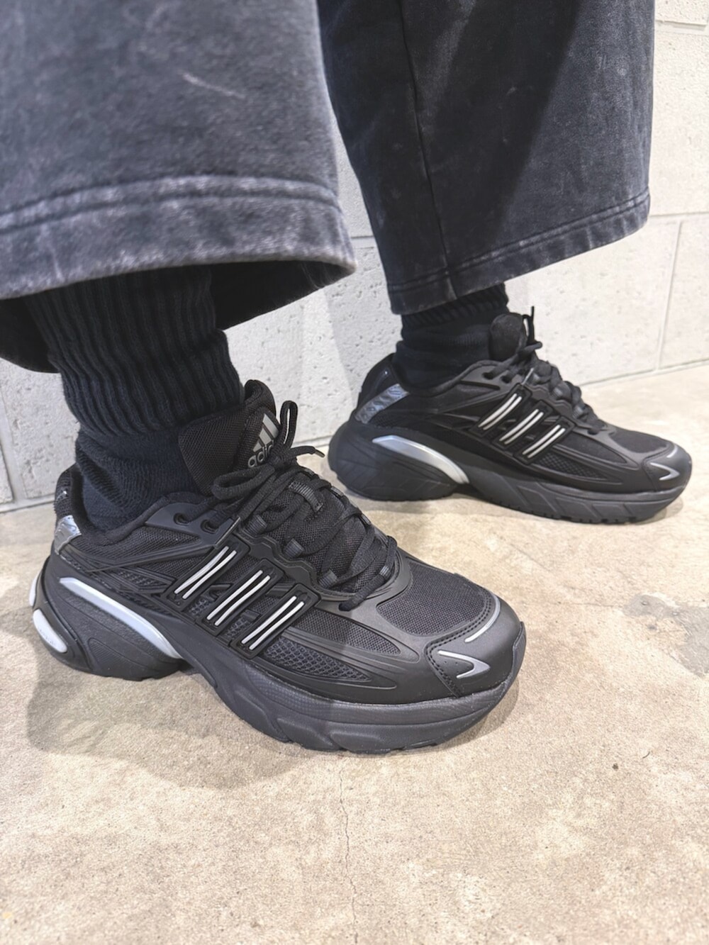 ブラウン系のジャージ、ブラック系のその他パンツ、ブラック系のスニーカーを着用したメンズの冬コーディネートの4枚目の写真