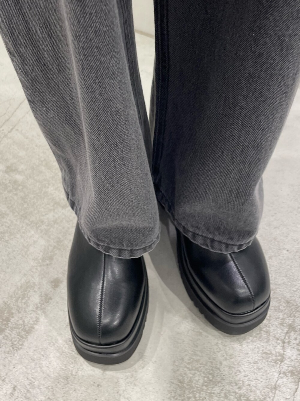 ピンク系のニット/セーター、ブラック系のデニムパンツ、ブラック系のブーツを着用したレディースの冬コーディネートの7枚目の写真