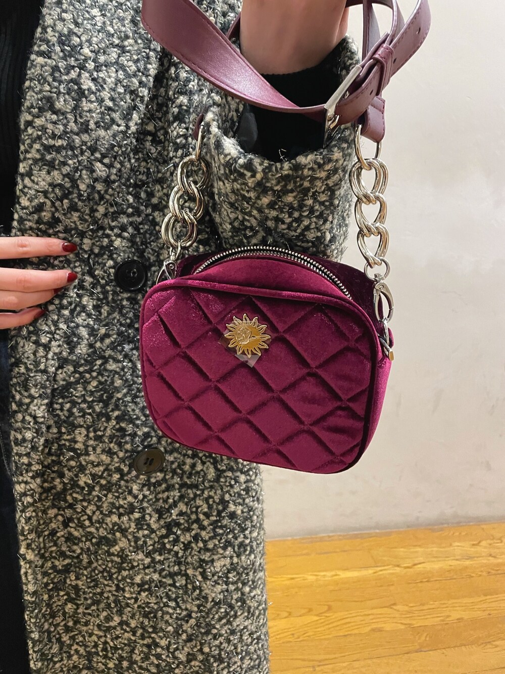 ブルー系のデニムパンツ、パープル系のショルダーバッグ、その他のチェスターコートを着用したレディースの冬コーディネートの6枚目の写真