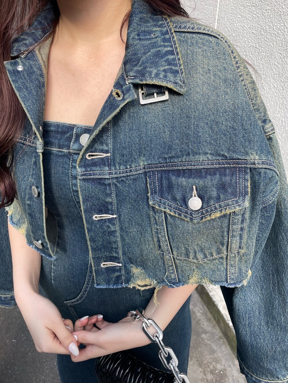 ブラック系のショルダーバッグ、ブルー系のワンピース、ブルー系のデニムジャケットを着用したレディースの冬コーディネートの5枚目の写真