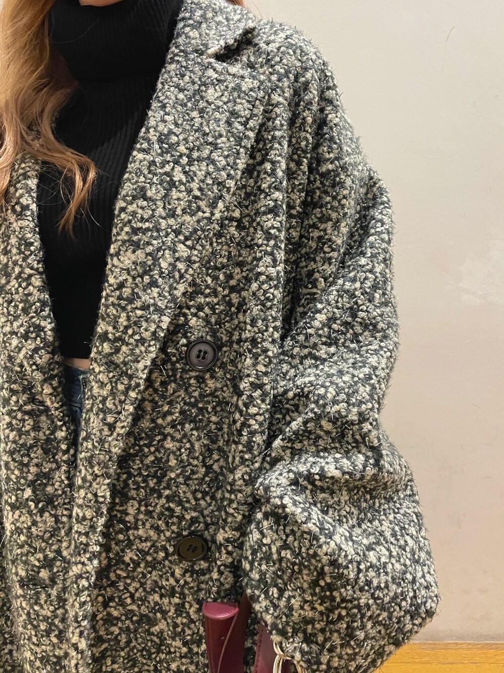 ブルー系のデニムパンツ、パープル系のショルダーバッグ、その他のチェスターコートを着用したレディースの冬コーディネートの5枚目の写真