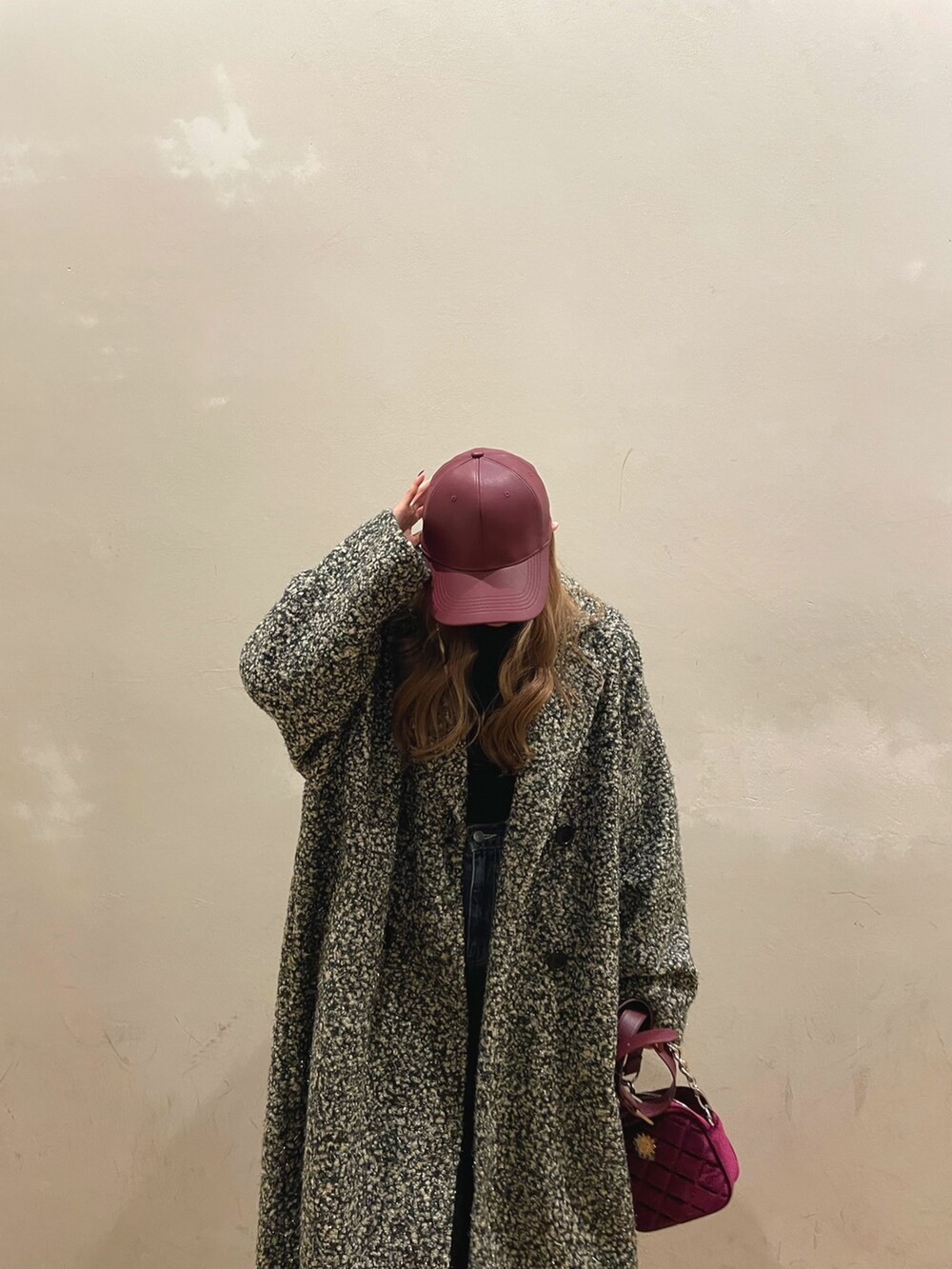 ブルー系のデニムパンツ、パープル系のショルダーバッグ、その他のチェスターコートを着用したレディースの冬コーディネートの3枚目の写真