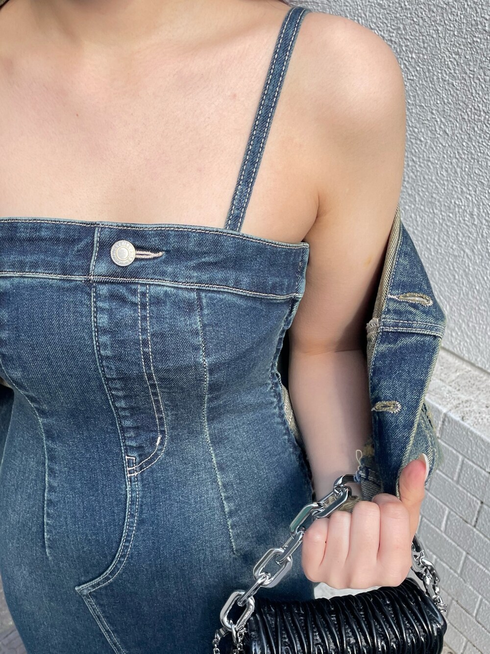 ブラック系のショルダーバッグ、ブルー系のワンピース、ブルー系のデニムジャケットを着用したレディースの冬コーディネートの6枚目の写真