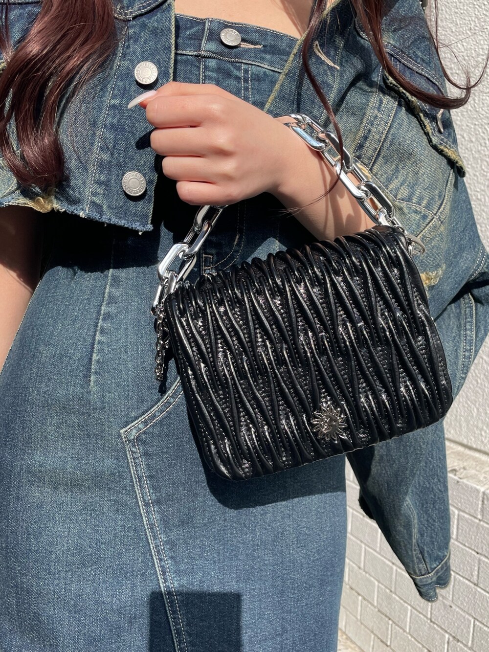 ブラック系のショルダーバッグ、ブルー系のワンピース、ブルー系のデニムジャケットを着用したレディースの冬コーディネートの7枚目の写真