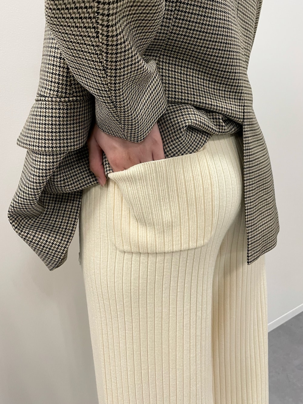 ブラウン系のショルダーバッグ、ホワイト系のその他パンツ、ブラウン系のジャケット/アウターを着用したレディースの秋コーディネートの3枚目の写真