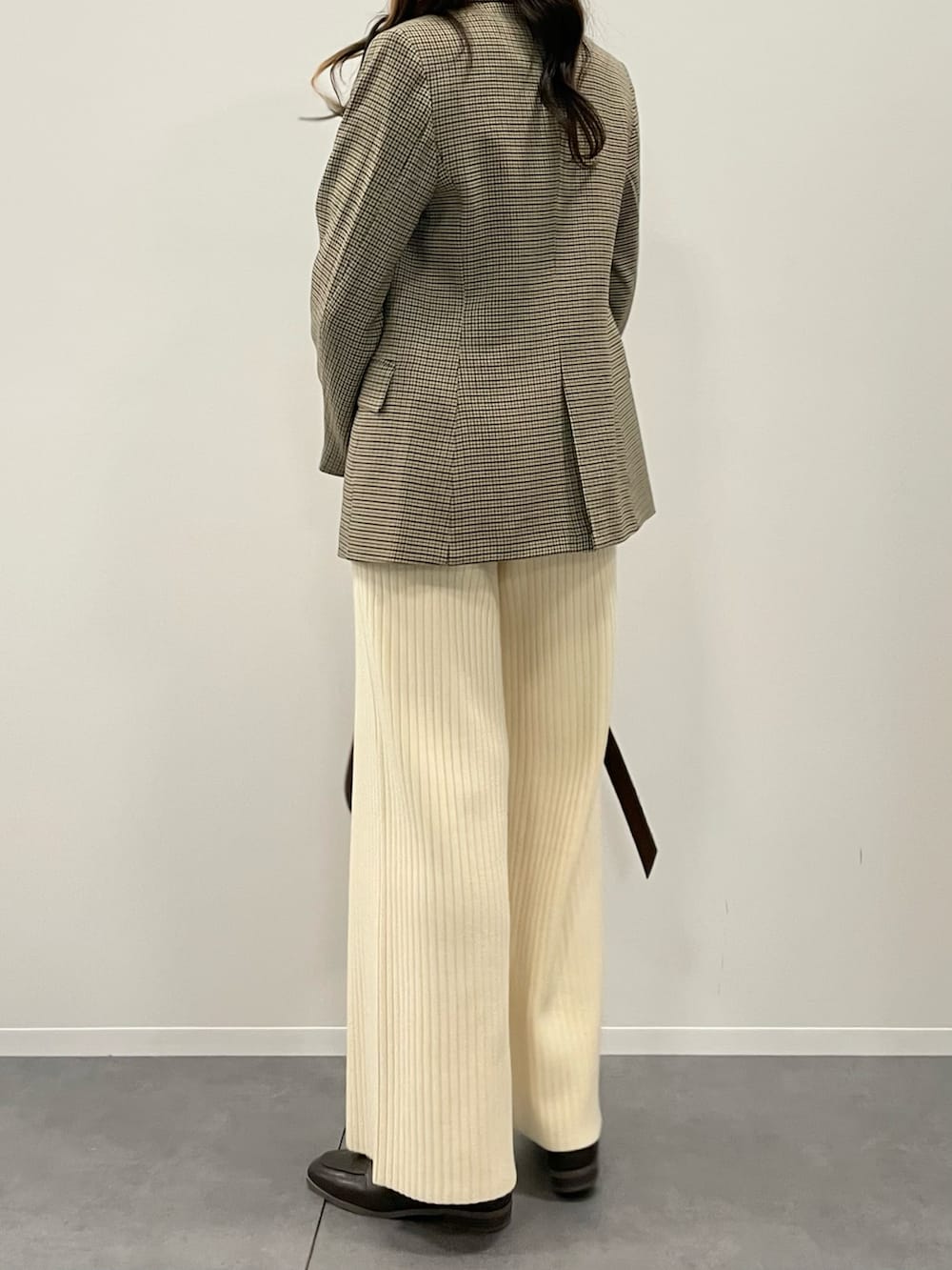 ブラウン系のショルダーバッグ、ホワイト系のその他パンツ、ブラウン系のジャケット/アウターを着用したレディースの秋コーディネートの2枚目の写真